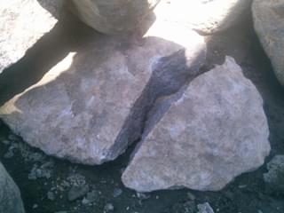 不自然な割れ石