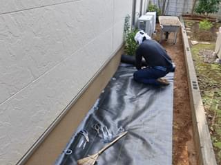 お住まい脇への防草シート