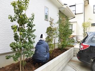 お住まい外壁前へ更に植栽