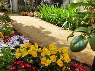 季節の花に囲まれた園路