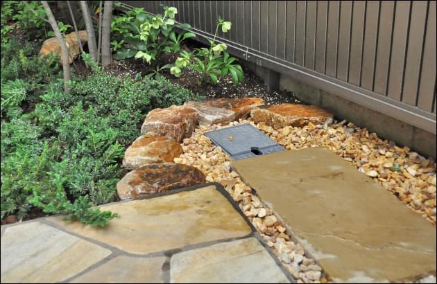 庭石組みによって整備した水栓周り