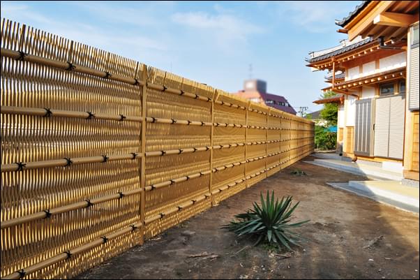 竹材の編み込みが美しい「大津垣タイプ」の人工竹垣