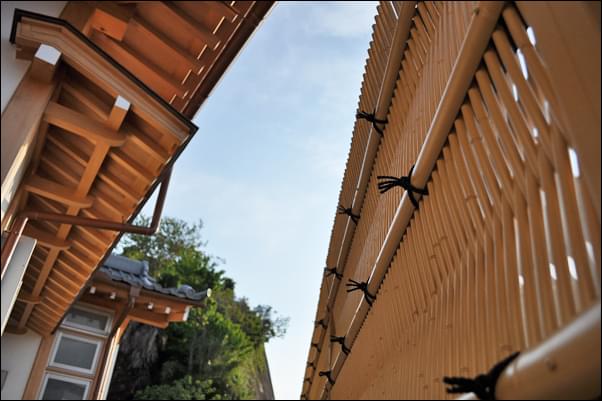 細い人工竹材が美しく編み込まれた「大津垣タイプ」