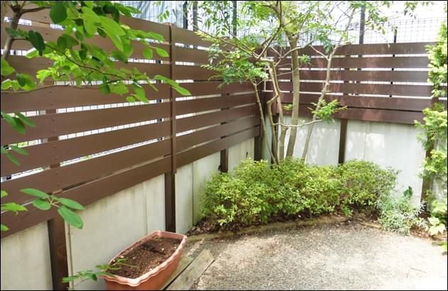 L字型にお庭を囲う様に樹脂フェンスを施工