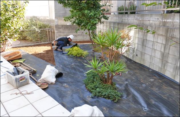 除草・整地を行い防草シートを敷き込み