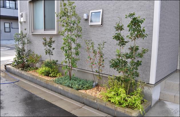 細長い花壇を植木レイアウトによって洋風の雰囲気に 足立区ｇ様邸 植栽の施工例 千葉県 東京都の造園 植栽 庭施工 造園業専門店 新美園