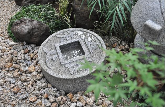 あらゆる植栽・資材が溶け合って出来る和風の趣