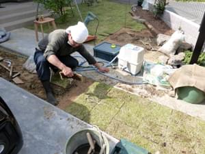 駐車場の間へも芝生を