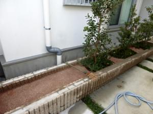 雑草対策を施工した花壇