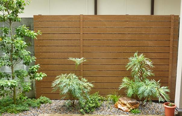 植栽がおしゃれに浮かぶライトブラウン