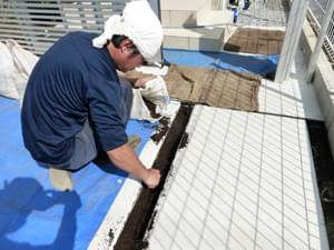 豊島区k様邸 駐車場の目地への雑草対策施工の様子 千葉県 東京都の造園 植栽 庭施工 造園業専門店 新美園