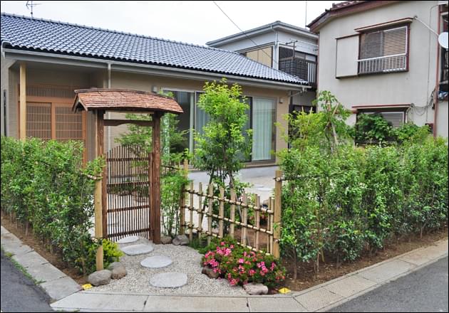 ２方向へ展開する生垣の風景