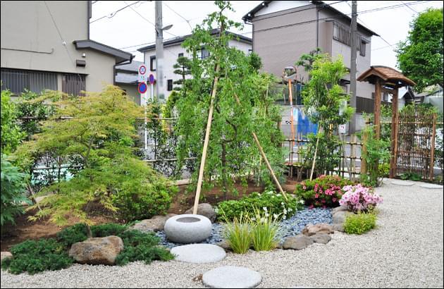 池を模したデザインと低木中心の植栽