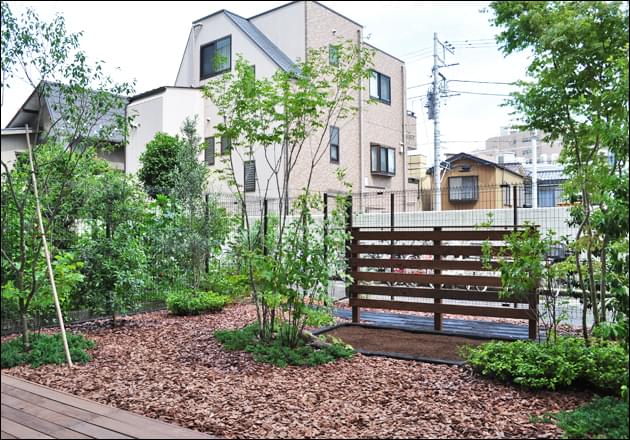 マンション1階を自然味ある風景にデザイン