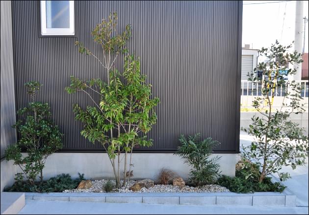 玄関横の細長い花壇を彩る植栽レイアウト 茂原市ｔ様邸 アプローチガーデン スモールガーデン 植栽の施工例 千葉県 東京都の造園 植栽 庭施工 造園業専門店 新美園