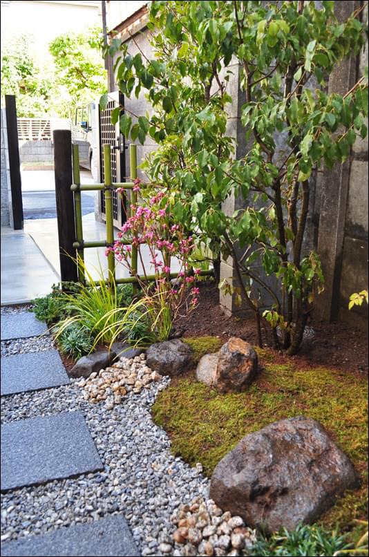 飾り気なく広く感じさせる苔エリア