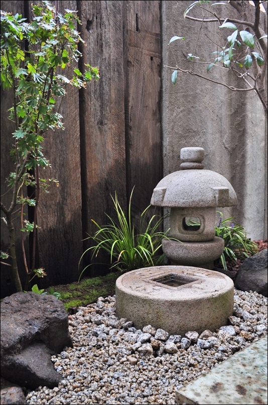 簡素な佇まいの灯篭・手水鉢周り