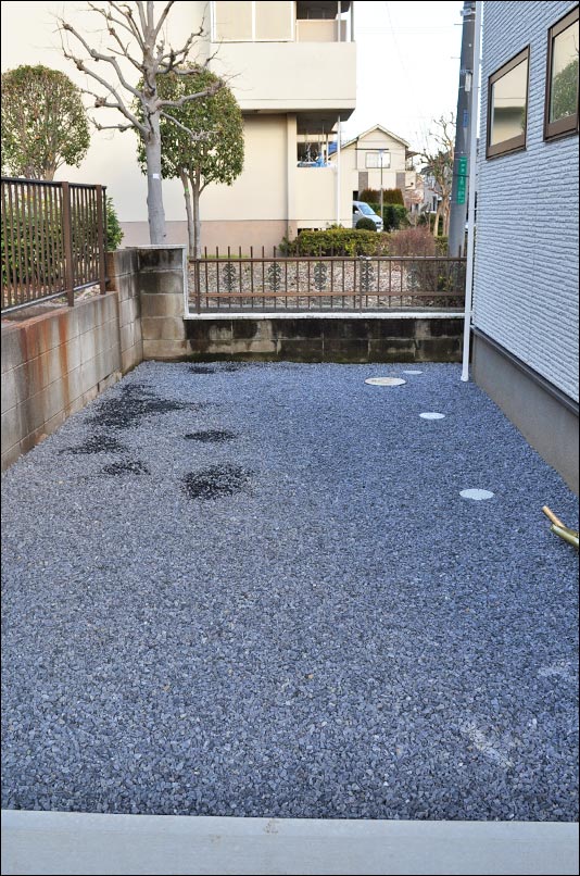 駐車場から裏手通路 玄関周りへ施工する砂利敷き雑草対策 国分寺市e様邸 雑草対策 防草シート 砂利敷きその他 の施工例 千葉県 東京都の造園 植栽 庭施工 造園業専門店 新美園