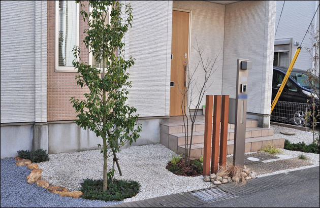 明るく生まれ変わった玄関周りの植栽状況