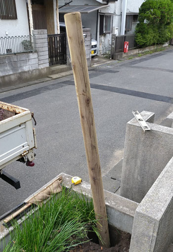 生垣支柱丸太の埋め込み