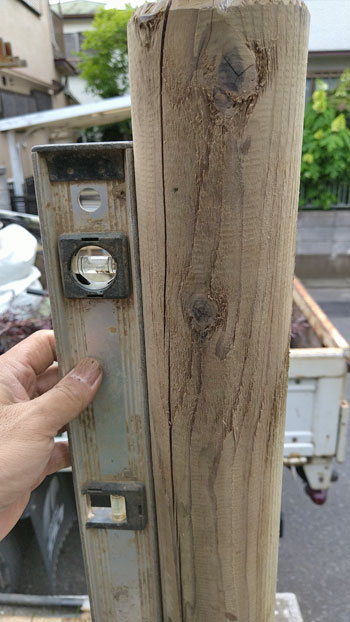 水準器で丸太の垂直を確認