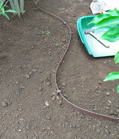 植栽と砂利敷きのエリア分けをするエッジ