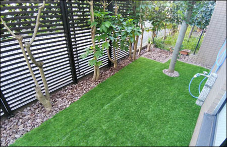 マンション専用庭へ人工芝による雑草対策