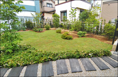 木材風の平板と芝生を合わせた洋風ガーデン-千葉市N様邸