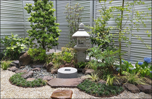 小さな空間で手水鉢と枯山水の風情を楽しむ和風の庭-北区Y様邸