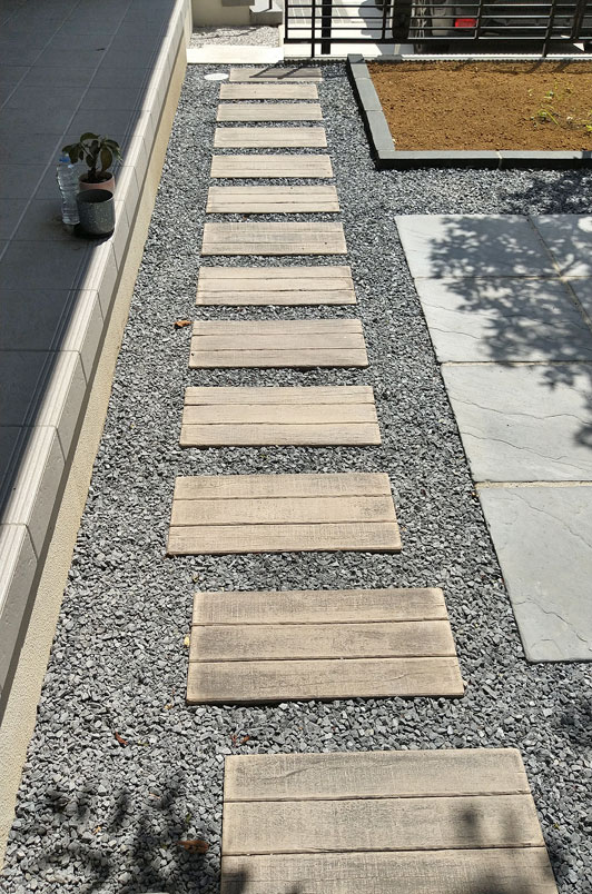 木材風の平板によるアプローチ