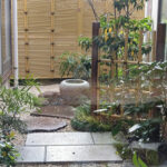 建物同士の隙間を、人工竹垣や手水鉢が映える坪庭に-目黒区K様邸