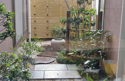 建物同士の隙間を、人工竹垣や手水鉢が映える坪庭に-目黒区K様邸