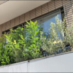 リビングの窓前へ、目隠し効果を取り入れるプランター植栽を-大田区S様邸
