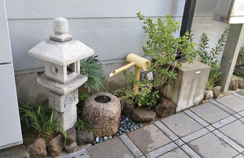 玄関アプローチ沿いの狭小部へ、和の風情を凝縮させた坪庭デザインを-新宿区牛込キリスト教会様