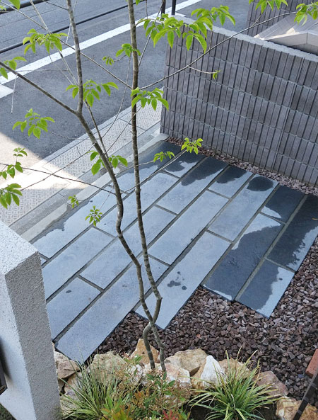 芝生を剥がした空間をサイクルスペースに