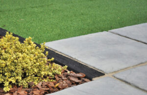 芝刈りや草むしりはウンザリ！芝生撤去や雑草対策を伴う庭リフォームのコツや実例を一挙解説！