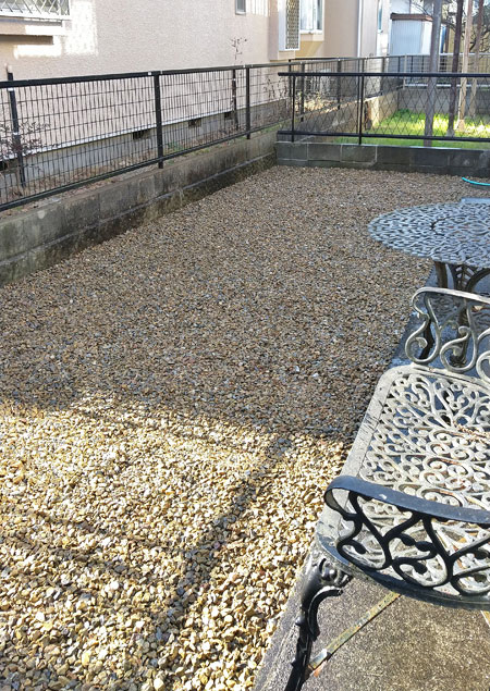 整地された庭を全面砂利敷きで仕上げる