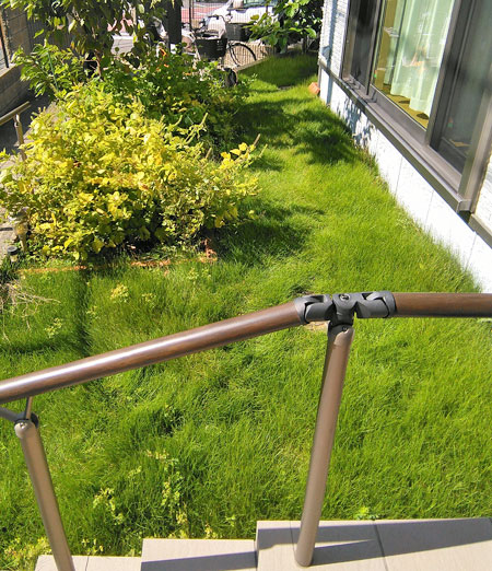 とても管理しきれない面積の芝生は大きな負担に