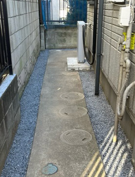 両脇の草木が処分されて快適に生まれ変わった通路