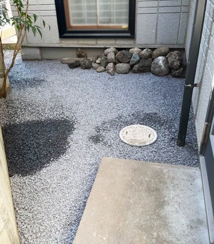 雑草対策によって広さを取り戻した中庭