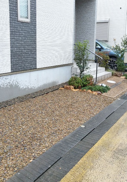 芝生から解放されて生まれ変わった玄関周り