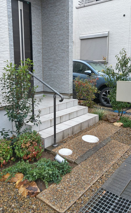 玄関はローメンテナンスな植栽デザインに