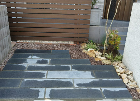 芝生を撤去し敷石で舗装されたサイクルスペースに