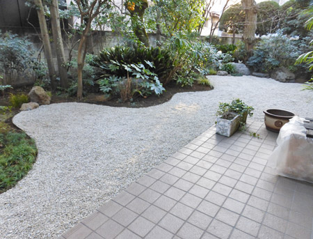 砂利敷きエリアが既存の庭と馴染んだ景観