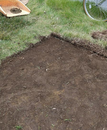 芝生剥がしは整地をしながら進めていくのがコツ
