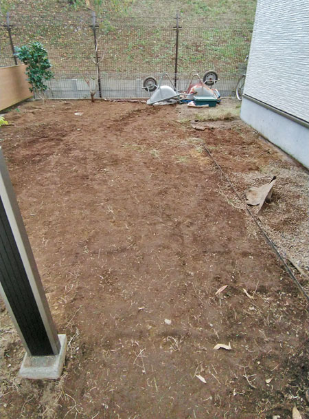 芝生を綺麗に撤去して雑草対策に備えた庭