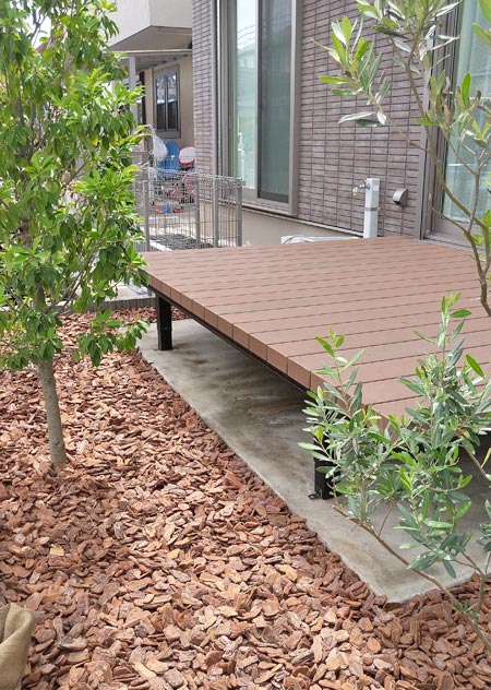 雑草対策の中に植栽を施すパターンも