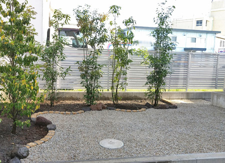 砂利敷きと植栽でデザイン性のある雑草対策を