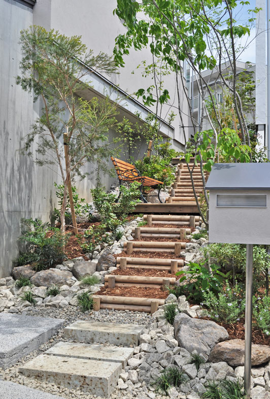 建物と丘庭のマッチング