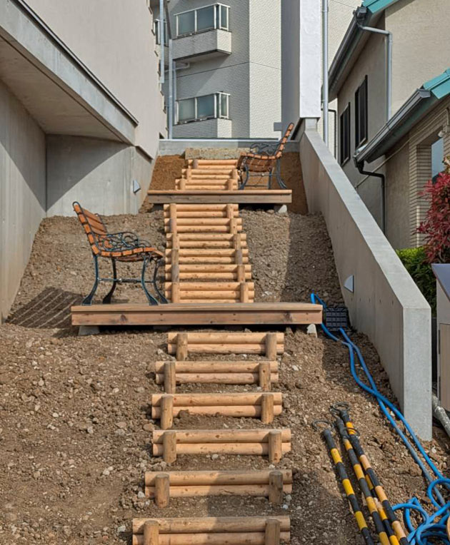 斜面と木杭階段による、2階部分への外通路